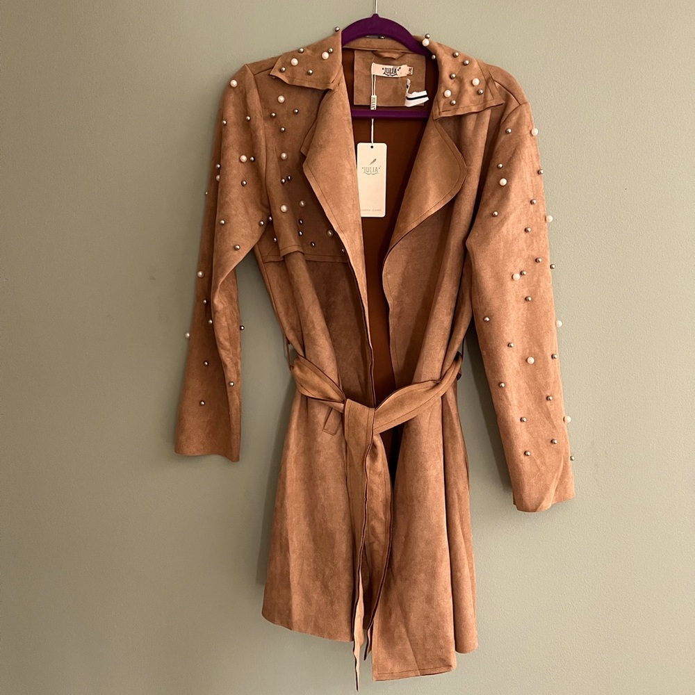 Absolutely stunning can be worn to dress up or dress down any outfit